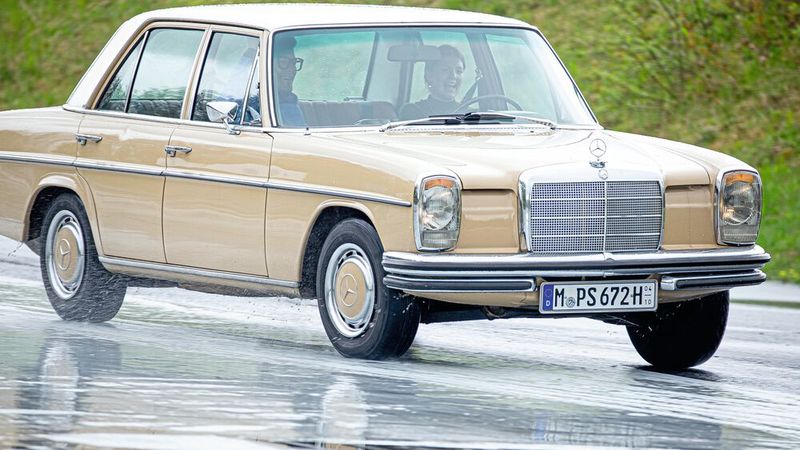 Auch Anna Stadter hat mächtig Spaß hinter dem Lenkrad des /8. Privat fährt die 19-jährige einen „neuen“ Mini, träumt aber insgeheim bereits vom eigenen Oldtimer. Von was für einem? Na klar, von einem „alten“ Mini! (Bild: Thommy Mardo)