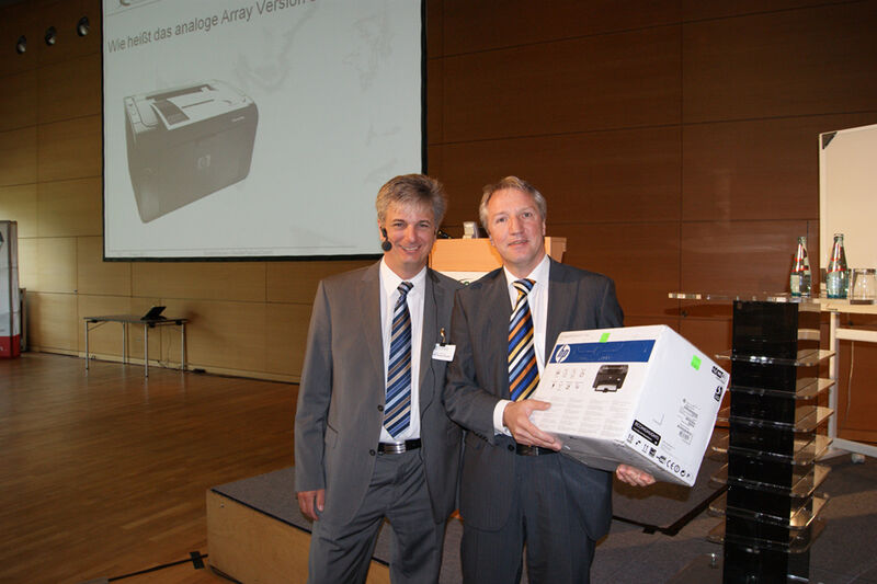 ...und überreichte Gerd Lehnert vom Systemhaus Bechtle seinen Gewinn, einen HP-Drucker. (Archiv: Vogel Business Media)