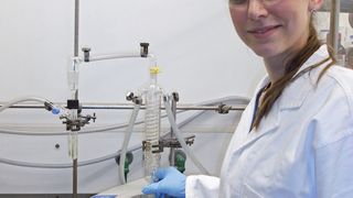 Abb.1: Laborapparatur zur Erzeugung von Schwefeldioxid in der Mikrowelle und direkter Weiterleitung des Gases in ein mit Myrcen gefülltes Reaktionsgefäß (Bild: Uni Düsseldorf)