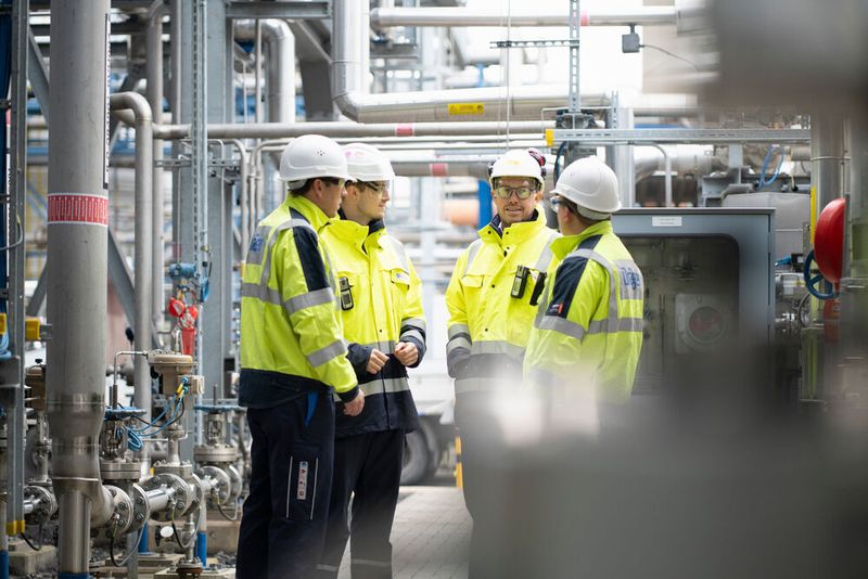 V. l. n. r. Sebastian Suski, Niklas Hülsenbeck, Gareth Davies und David Simons bei einer vor Ort Begehung. (Bild: Dräger)