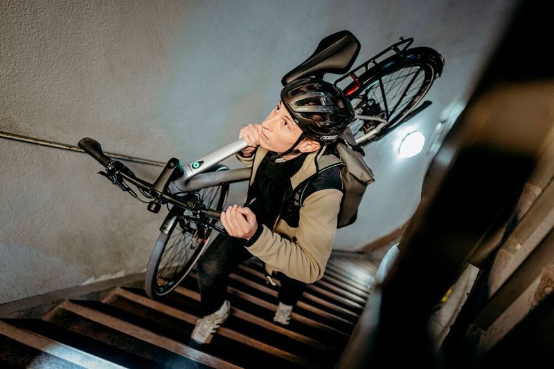 Im urbanen Raum braucht man kein 30 Kilogramm schweres E‑Bike mit Doppel-Akku, sondern leichte Elektroräder, die sich auch mal über Treppenstufen oder in den Keller tragen lassen. (Bild: www.stevensbikes.de | pd-f)