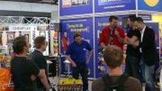 Automechanika 2010: TV-Schrauberstar Det Müller informierte über seine Erfahrungen mit WD-40. (Archiv: Vogel Business Media)