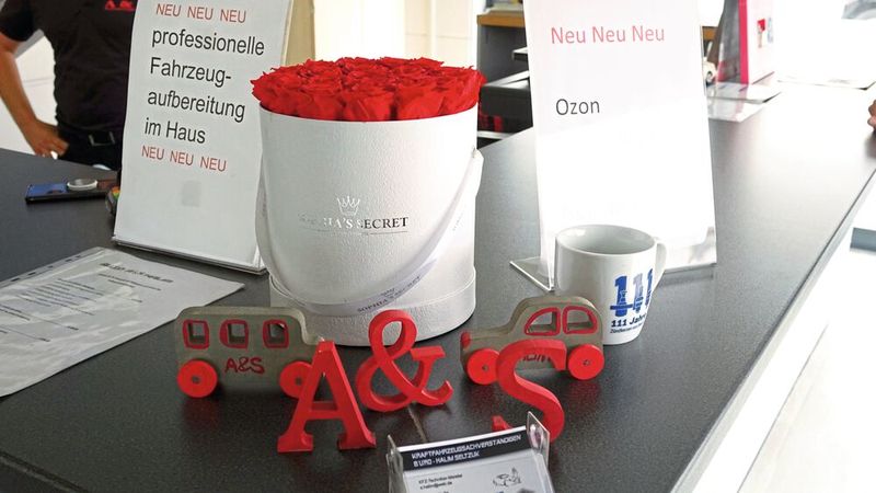 Sag's mit Blumen: Auch den Empfangsbereich einer freien Werkstatt kann man ansprechend gestalten, oder? (Bild: Dominsky/»kfz-betrieb«)