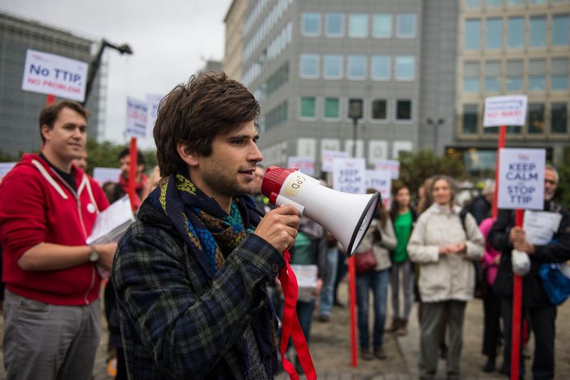 Foto der symbolischen Unterschriftenübergabe der Bürgerinitiative Stop TTIP in Brüssel. (Bild:  Stop TTIP/Alex GD/Collectif Krasnyi)