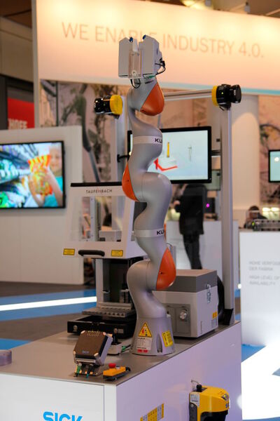 Wie Mensch und Roboter sicher zusammenarbeiten können, ohne dass die Produktivität leidet, zeigt Sick auf der Hannover-Messe 2016. (Bild: Itasse)