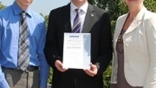 Als Mitglieder des Zertifizierungskreises überreichten Jürgen Christofzik (Toyota, li.) und Birgit Behrens (ZDK) Peugeot-Vertreter Hans-Rüdiger Maus seine Urkunde. (ZDK)