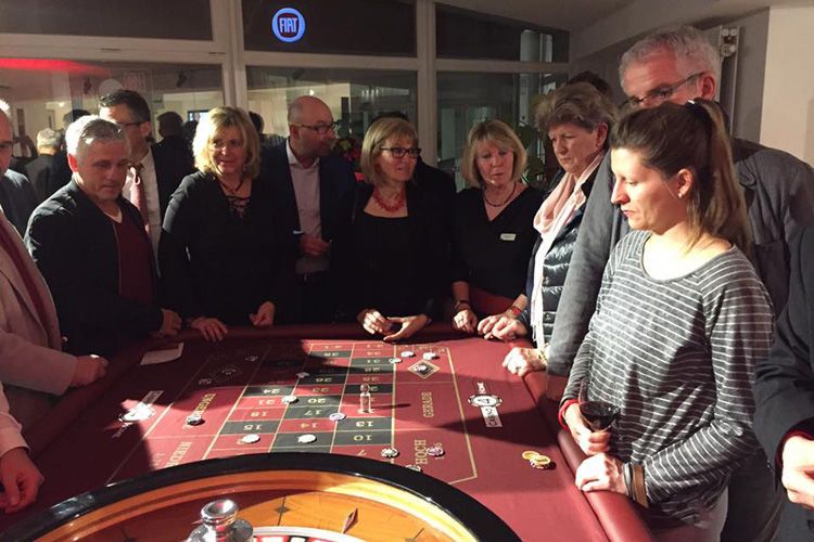 Zu einem Kundenevent im vergangenen Jahr stürmten rund 400 Besucher in das Autohaus, um in der „Casino-Nacht“ ihr Glück an verschiedenen Spieltischen zu testen. (Bild: Autohaus Bernegger)