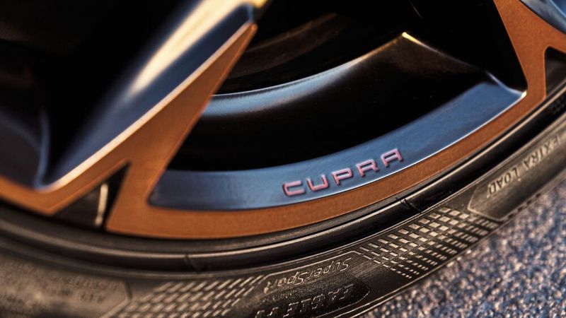 Die Räder sind nicht nur 20 Zoll groß, sie sind auch im Cupra-typischen Tribal-Style gefertigt. (Bild: Seat)