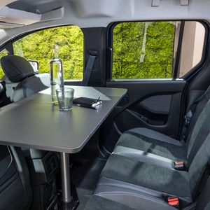 Ein Tisch kann hinter die Frontsitze platziert werden.(Bild:  Mercedes-Benz)