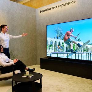 Auch Samsung läutet die Ära des AI-Screens ein: Der Neo QLED 8K QN990F analysiert Inhalte und Umgebungsfaktoren, um die Bild- und Tonqualität dynamisch und in Echtzeit zu optimieren. Zusätzlich sind verschiedene KI-Copilot-Dienste, wie zum Beispiel personalisierte Content-Empfehlungen, direkt über den Bildschirm abrufbar. (Bild:  Samsung)