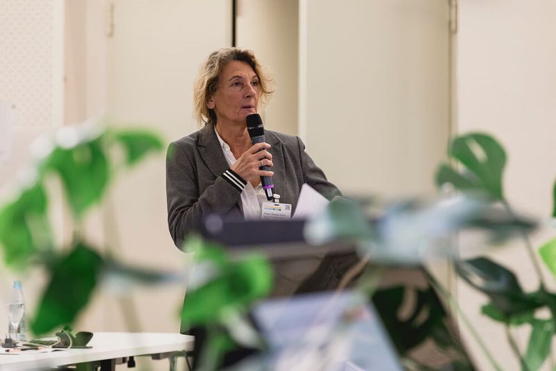 Bereicherte mit Fragen wie auch als Co-Moderatorin das Pumpenforum: PROCESS-Redakteurin Anke Geipel-Kern (Bild: Stefan Bausewein)