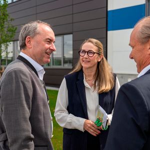 Der symbolische Banddurchschnitt : Arnold Hauk (ehemaliger Leiter Werk 2), Andreas Lorenz (Technischer Service), Sibylle Entwistle (1.Bürgermeisterin Stadt Vilsbiburg), Kersten Christoph Link (CEO), Jörg Lengenfelder (COO/CTO), Stefan Bichlmeier (Leiter Verfahrenstechnik)  (Bild: Flottweg)