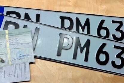 Weil die Händler weiterhin Probleme haben, die Fahrzeuge ihrer Kunden zuzulassen, fordern die Autoverbände nun gemeinsam die Politik zum raschen Handeln auf.(Bild:  Doris Pfaff)