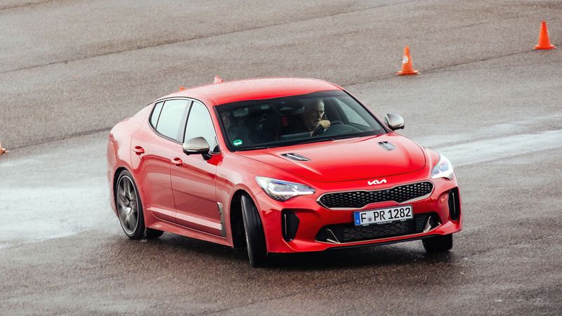 Mit dem Kia Stinger lässt sich relativ leicht driften. (Bild: Kia/Fred Roschki)