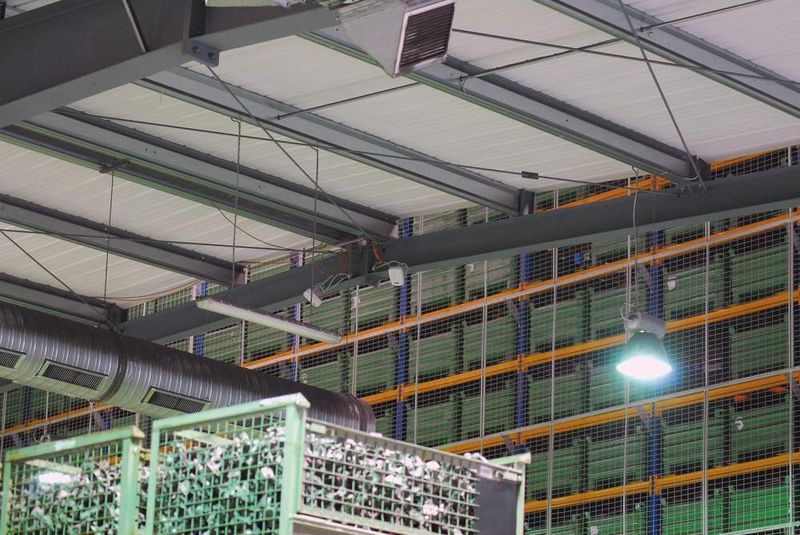Bild 2: Die Sensoren für die 20-mal pro Sekunde erfolgende Ortung der batteriebetriebenen Tags auf dem Dach der Stapler sind an der Decke der Produktionshalle befestigt. Bilder: Ubisense (Archiv: Vogel Business Media)