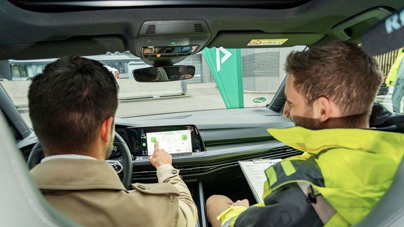 Die Dekra hat 80 Personen neuere und ältere Bedienkonzepte in Autos testen lassen.(Bild:  Dekra)
