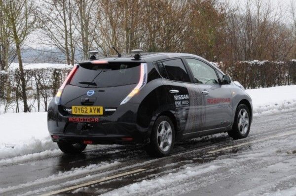 Autonom und elektrisch: Die Mobile Robotics Group der Oxford University hat einen Nissan LEAF zum autonom fahrenden Elektroauto umgebaut (Bild: MRG, Oxford University)