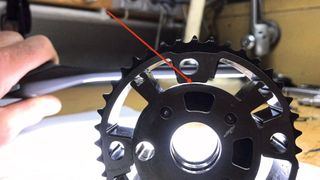 Übermäßiger Verschleiß sorgte bei dieser„Vanos"-Nockenwellenver-
stelleinrichtung für Luft zwischen den Komponenten (Pfeil), wodurch sie sporadisch klemmte. Das herauszubekommen, war mit einem Speicheroszilloskop kein Problem. (Bild: Burkard Wild)