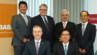Vorne, von links: Dr. Joerg-Christian Steck, Representative Director & President of BASF Japan, Shigeru Takaragi, President, TODA KOGYO CORP. Hinten, von links: Takeshi Ohtsu, Vice President, Chemicals & Crop Protection, BASF Japan Ltd.; Ralf Meixner, Senior Vice President, Battery Materials, BASF; Tadashi Kubota, Chairman, TODA KOGYO CORP.; Yasuo Anno, Associate Senior Corporate Executive Officer, President of Toda Energy Materials Company, TODA KOGYO CORP. (Foto: BASF)