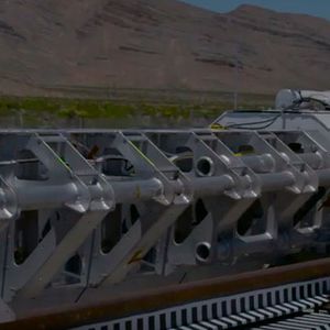 Hyperloop One: Für den Test wurde der Motor extern an einem Metallschlitten angebracht.