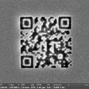 So sieht der kleinste QR-Code aus, den es bisher gibt. Er ist kleiner als eine Bakterie und wurde von der TU Wien in eine keramische Dünnschicht gebrannt. Und er hält ewig! (Bild: TU Wien)