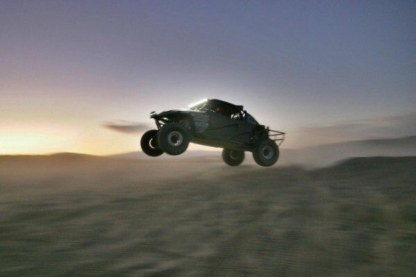 Der elektrisch angetriebene Offroad-Racer EV1 in Aktion (SRI)