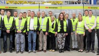 Mit dem Bundesverband E-Commerce und Versandhandel Deutschland e. V. (BEVH) begrüßte SSI Schäfer die 1000. Besuchergruppe im Technologiezentrum Giebelstadt. (SSI Schäfer)