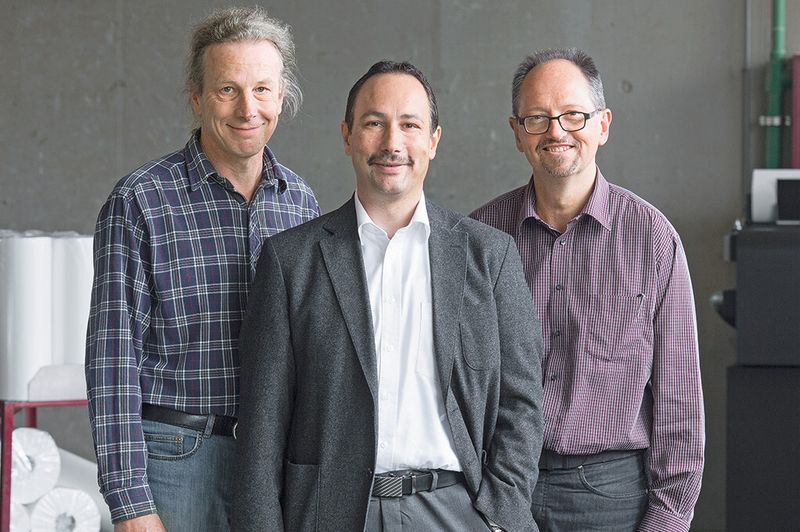 André Wilhelm, System Engineer bei ARO Technologies, Markus Umiker, Verkaufsingenieur OEM/Industry Schneider Electric, und Fritz Marti, Geschäftsführer der ARO Technologies AG (von links). (Bild: Schneider Electric)