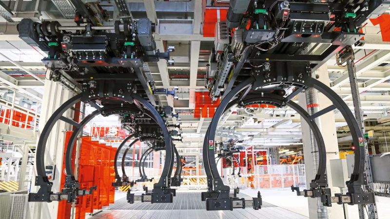 Fahren, Heben, Senken und Schwenken – auch von schweren Lasten. MAXOLUTION®  Systemlösungen finden sich in sämtlichen Gewerken der Automobilproduktion, z.B. in Elektrohängebahnen, Schubplattformen und fahrerlosen Transportfahrzeugen. Digital vernetzt und sicher.  (Bild: SEW-Eurodrive)