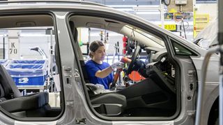 Lenkradmontage des Golf 8 im Werk Wolfsburg.  (Volkswagen)