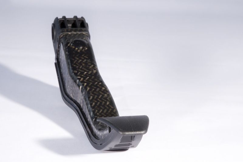 Geometrie- und belastungsoptimiertes Leichtbau-Bremspedal aus thermoplastischem Faserverbundhalbzeug. (Bild: Engel)