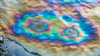 Aus einer Pipeline nahe Gramzow (Uckermark) traten rund 200.000 Liter Öl aus und verunreinigten mehr als zwei Hektar Ackerfläche. Einsatzkräfte pumpten das ausgelaufene Öl ab und legten Sperren zum Schutz von Boden und Gewässern. (Bild: frei lizenziert)