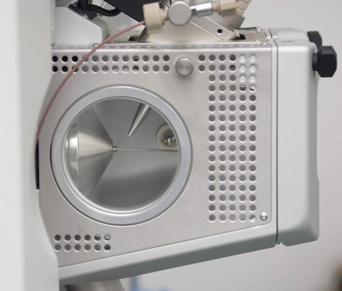 Elektrospray-Ionisationsquelle des Massenspektrometers.  (Bild: Martin-Luther-Universität, Norbert Kaltwaßer)