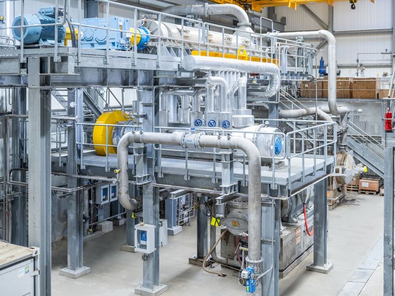 Prozessspezifisch ausgesuchte Edelstähle tragen bei den Rohrsystemen von Papierfertigungsmaschinen entscheidend zur Prozesssicherheit bei, heißt es (Bild: WZV / Voith)