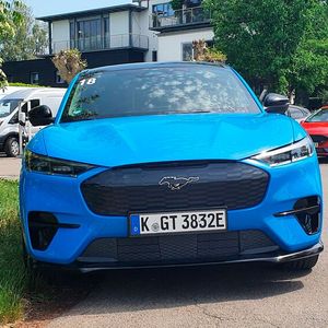 1. Die Leistung: Die Fronthaube des allradangetriebenen Mustang Mach-E GT ist kraftvoll gezeichnet. Angetrieben wird das Modell von zwei ölgekühlten Permanentmagnet-Synchronmotoren, die zusammen 358 kW/487 PS Leistung entwickeln sowie ein maximales Drehmoment von 860 Nm. Die Beschleunigung ist tatsächlich beeindruckend: Gerade einmal 3,7 Sekunden braucht das Crossover, um von 0 auf 100 km/h zu beschleunigen. Während einige Hersteller ihre E-Autos bei 160 km/h abregeln, hat Ford die Höchstgeschwindigkeit beim Mustang Mach-E GT auf 200 km/h begrenzt. (Bild:  Mauritz – »kfz-betrieb«)