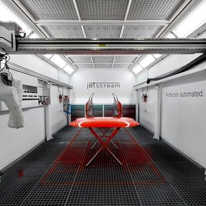 Beide Unternehmen wollen so ihre Kompetenzen in der Entwicklung und im Vertrieb bündeln, um Werkstätten den erfolgreichen Einstieg in die Automatisierung zu ermöglichen. Greifbar wird dies durch den gestern in Kornwestheim vorgestellten Lackierroboter namens Jetstream von Sata Automation.(Bild:  Sata)