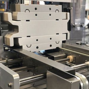 Kompakt, schnell, flexibel: Kartonaufrichter von Sema Systemtechnik. Die Pilz-Lösung für die sichere Kartonagenzufuhr sorgt hier dafür, dass die Zufuhröffnung keine Gefahr darstellt, wenn dort keine Kartonzuschnitte mehr anstehen. (Bild:  Pilz)