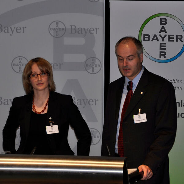 Sie verkündeten die Inbetriebnahme der CO2-Pilotanlage: Dr. Martina Peters, Projektkoordinatorin Dream Production bei Bayer Technology Services, und Dr. Christoph Gürtler, Projektleiter Dream Production bei Bayer Material Science.  (Bild: PROCESS)