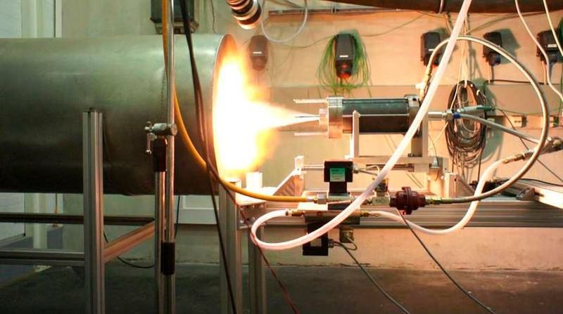 Das Hybridtriebwerk im Test. (Bild: ZARM)