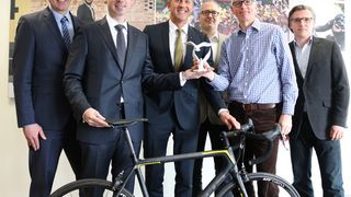 (V.l.:) Stefan Porcher (COO Contract Logistics Germany), Matthias Magnor (CEO Germany), Kai Hasenpusch (CCO Germany), alle Hellmann Worldwide Logistics, Olaf Heinen (CFO), Thomas Raith (CEO) und Volker Becker (Leiter Logistik/SCM-Projekte), alle Derby Cycle. (Bild: Hellmann)