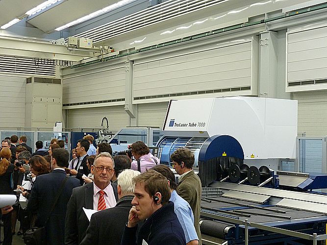 Auch die Rohrlaserbearbeitung mit der Trulaser Tube 7000 gehörte zu den zahlreichen Exponaten der Trumpf Intech 2011. (Kuhn)