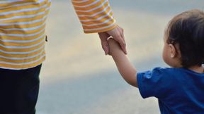 Immunitätseffekte, die durch Umweltbakterien ausgelöst werden, können auf die nächste Generation übertragen werden. So kommt es zu intergenerationalen Effekten bei der Stressresilienz. (Foto:  (Bild: Pixabay / endho-child-5033381_1920))