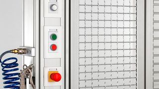 Durch die Verbindung von Adapter M45 und Befestigungsadapter entstehen modulare Lösungen für Installationssäulen, Arbeitstische und Maschinen. (Item)