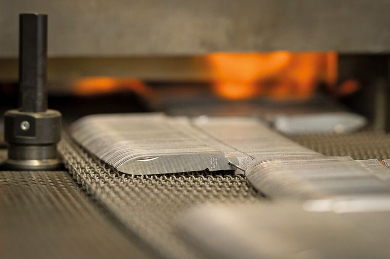 Der Härtungsprozess ist einer der wichtigsten Produktionsschritte bei der Herstellung der Victorinox-Messer. (Bilder: Thomas Entzeroth)