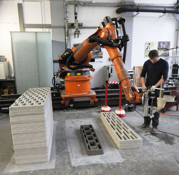 Eines der größten Testobjekte, die im Rahmen des Forschungsprojekts im Extrusionsverfahren entstanden sind, ist ein Wandelement mit Abmessungen von 150 cm x 50 cm x 93 cm (L x B x H).  (K. Henke / TUM)