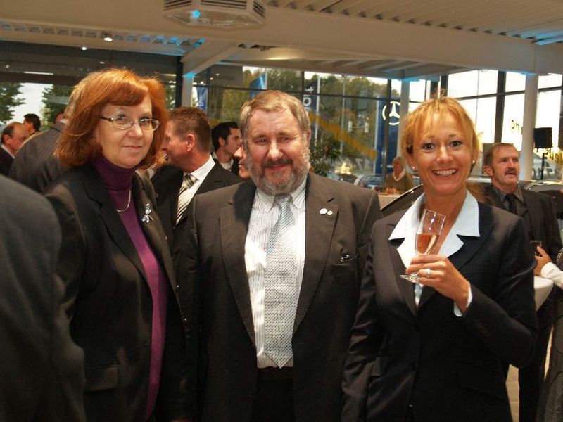 Mit dabei (v.l.n.r.): Ingrid Richter, Gert Richter (Obermeister der Kfz-Innung Hildesheim Süd) und Sylvia Gerl (Schuleiterin BFC Northeim) (Archiv: Vogel Business Media)