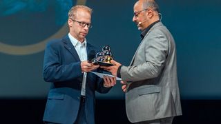 Peter Gruhle von BHS Corrugated GmbH (links) bekommt seinen SCM-Award von Bilgin Kilic. (Bild: IFM Business Solutions / G. Bender)