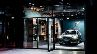 Der Pop-up-Store in München ist in der Designsprache der ersten Cupra Garage in Hamburg gehalten. (Bild: Seat)
