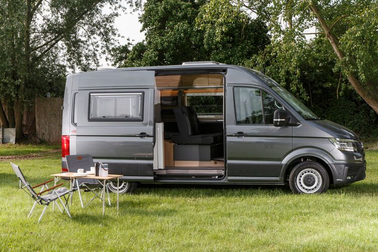 Camping-Spezialist Reimo reiht sich zum Caravan-Salon in den kleinen, aber feinen Club der Crafter-Ausbauer ein. (Bild: Reimo)