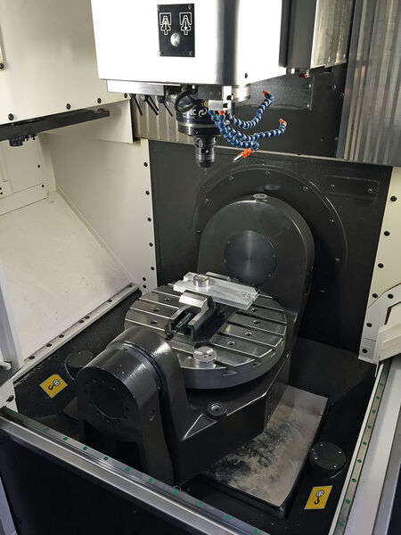 Bild 3: Das für die Versuche verwendete Bearbeitungszentrum Mikron HEM 500 U im Labor für Produktionstechnik der Beuth Hochschule mit  Werkstück in der Aufspannung. (Bild: Beuth Hochschule)